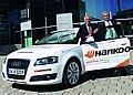 Gerhard Plattner und Franz Doppler (von links) mit ihrem Audi A3 1.9 TDI e im Audi Forum Ingolstadt.